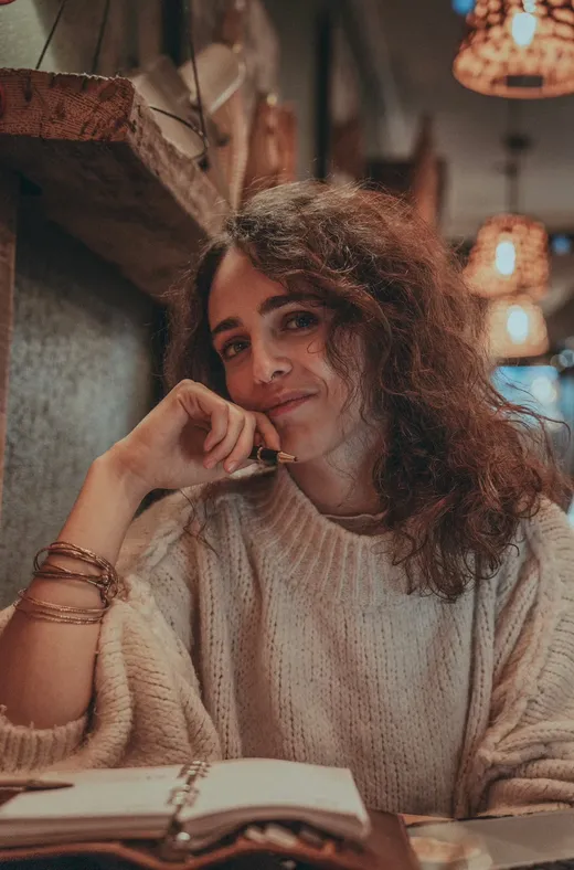 Léah Thomas-Bion, cofondatrice d'Astemir, à son bureau